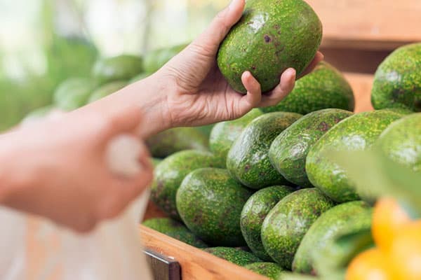 Auswahl der Avocado im Supermarkt