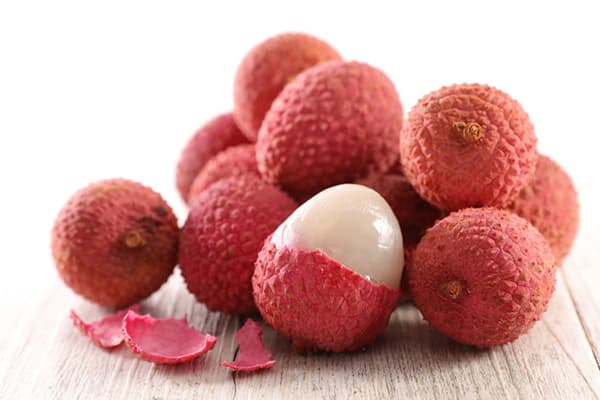 Schälen einer Litschifrucht
