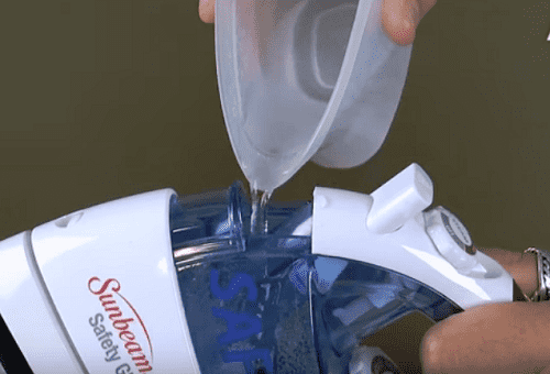 Wasser in das Bügeleisen einfüllen