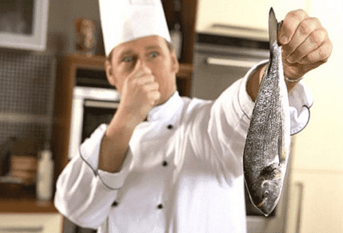 Wie man Fischgeruch im Raum beseitigt
