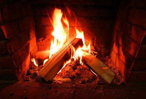 Brennholz im Ofen