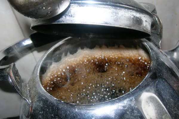 Cola kocht im Wasserkocher