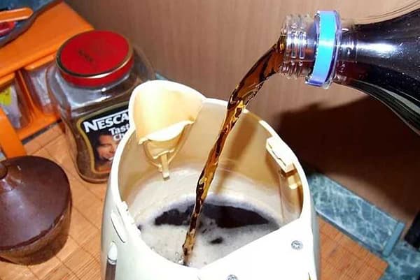 Reinigung des Wasserkochers mit Cola