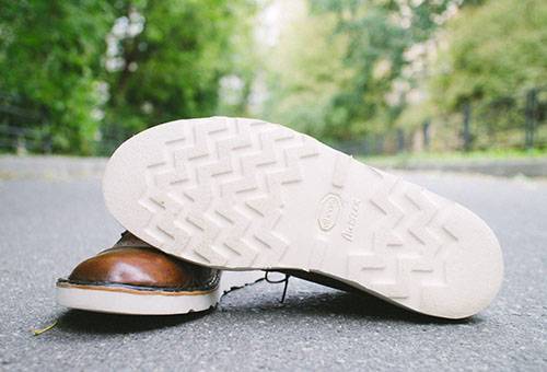 Schuhe mit weißer Sohle
