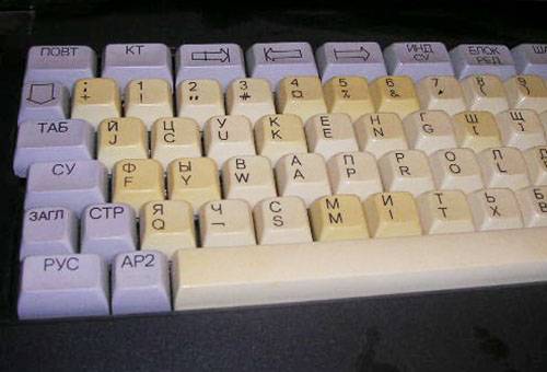 Vergilbte Tasten auf der Tastatur