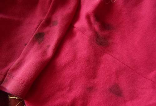 Alte Flecken von Haarfarbe auf einem T-Shirt