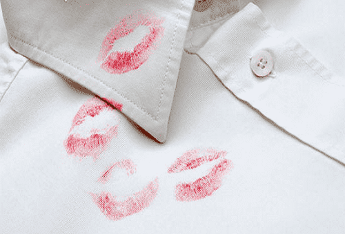 Lippenstiftflecken auf einem Hemd