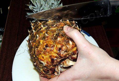 Schälen einer Ananas