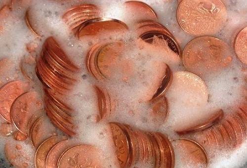 Bronzemünzen in Lösung