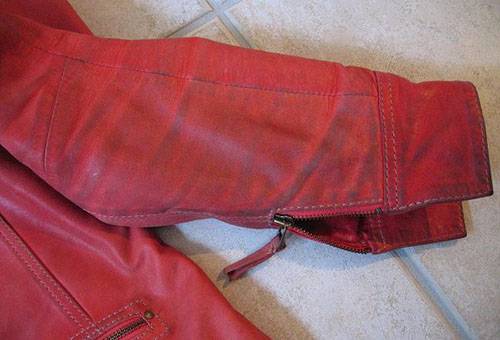 Verschmutzter Ärmel einer Lederjacke
