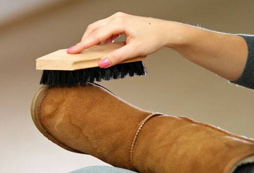 Reinigung von UGGs mit einer Bürste