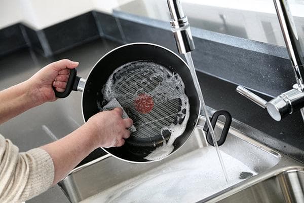 Reinigen einer Pfanne