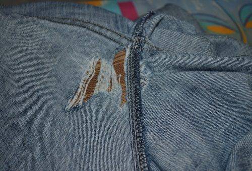 Loch in der Jeans zwischen den Beinen