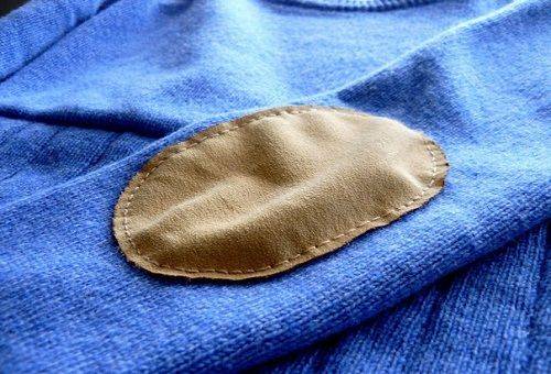 Flicken an den Ellenbogen eines Pullovers