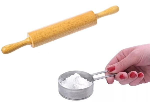 Zucker mit einem Nudelholz zerkleinern