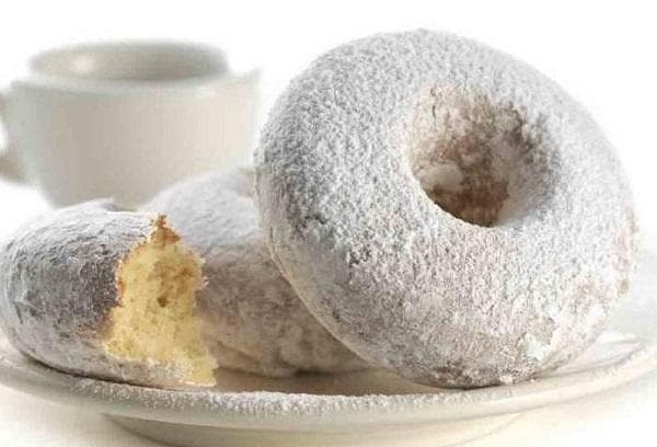 Ein mit Puderzucker bestäubtes Brötchen