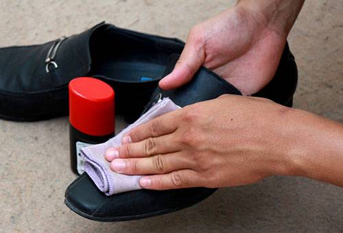 Behandlung der Schuhe mit einem speziellen Mittel