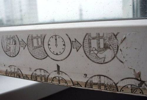 Alte Folie am Rahmen eines Kunststofffensters