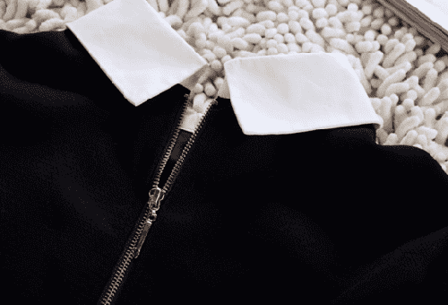 schwarzes Kleid mit weißem Kragen