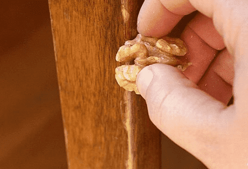 Entfernen von Kratzern mit Walnuss