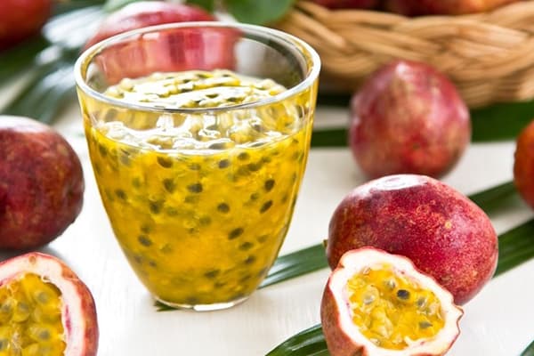 Maracuja-Fruchtfleisch in einem Glas