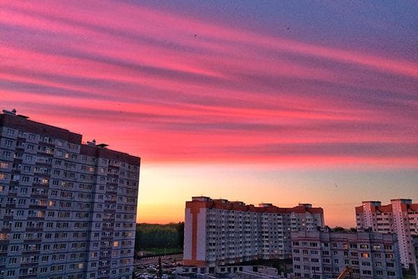 Sonnenuntergang aus dem Fenster eines Hochhauses