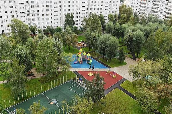 Ein Kinderspielplatz im Hof eines Mehrfamilienhauses