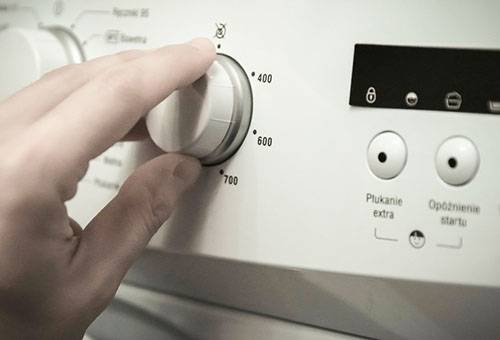 Auswahl des Waschprogramms an der Waschmaschine