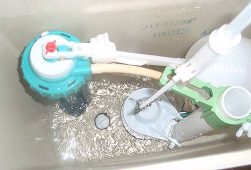 Wasser im Toilettenspülkasten