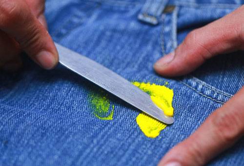 Entfernen von Farbflecken aus Jeans
