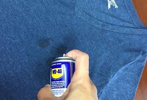 Entfernen von eingetrockneten Fettflecken mit dem Lösungsmittel WD-40