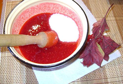 Vogelbeeren mit Zucker pürieren