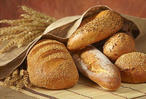 Brot in einer Papiertüte
