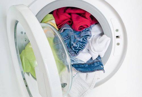 Bunte Kleidung in der Maschine