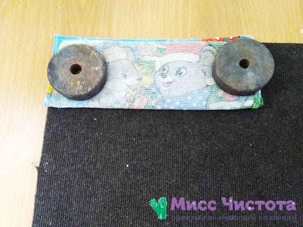 Gewicht auf dem Teppich zum Begradigen der Ecke