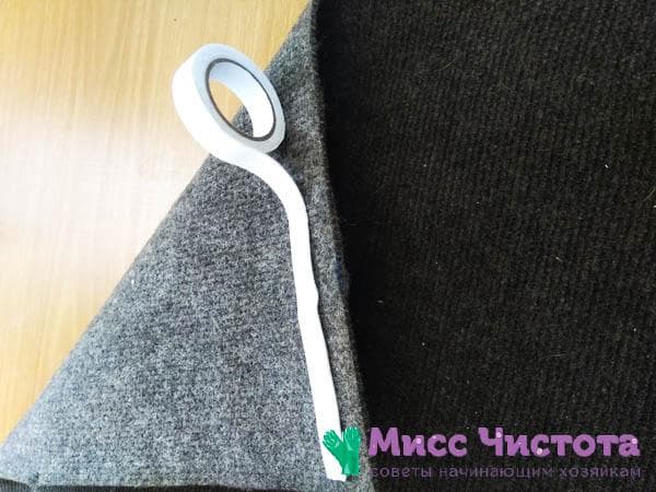 Doppelseitiges Klebeband auf der Rückseite des Teppichs