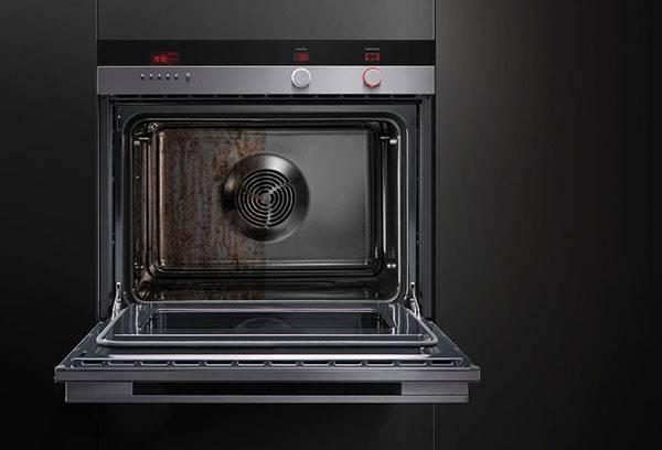 Reinigung von Verschmutzungen im Backofen