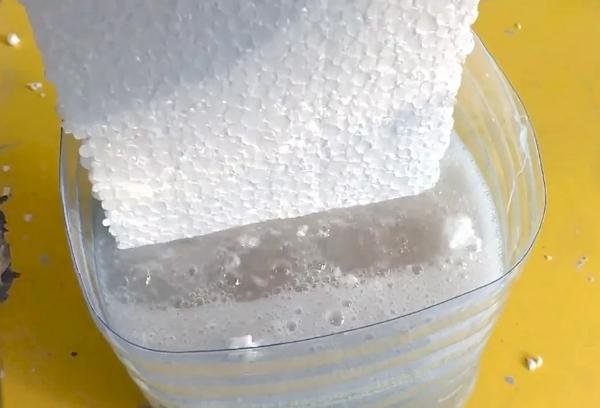 Herstellung von Kleber aus Styropor und Lösungsmittel