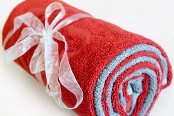 Rolle aus zwei Handtüchern in verschiedenen Farben