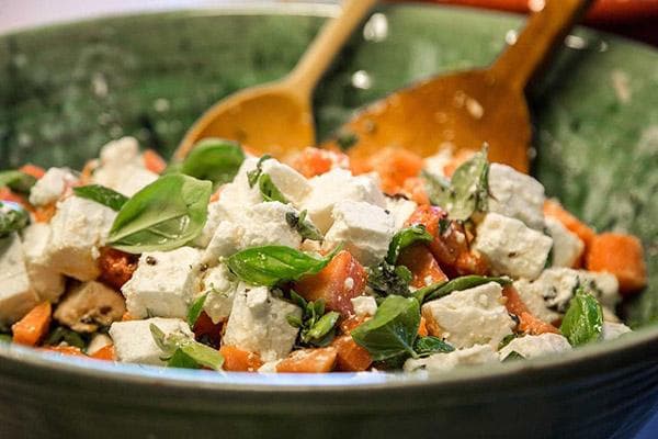Salat mit Feta und Basilikum