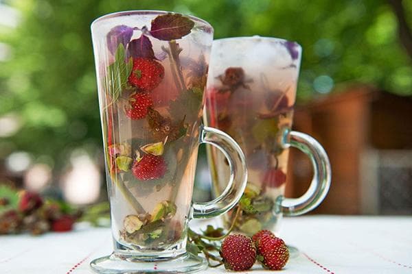 Sommerstunde mit Erdbeeren und Basilikum