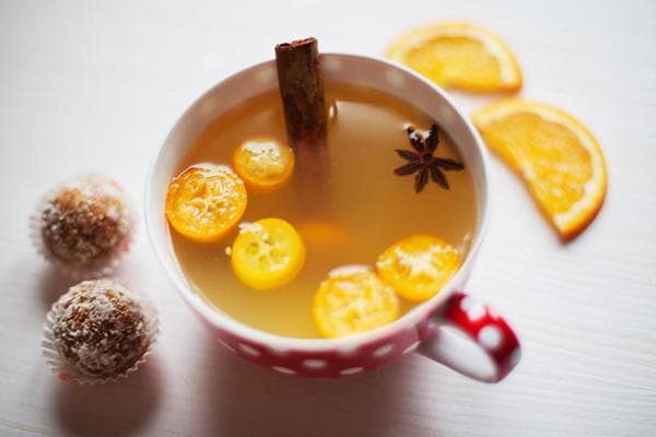 Getränk mit Kumquat und Gewürzen