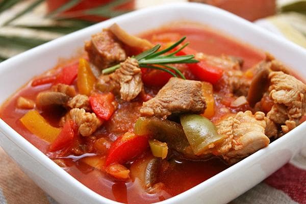 Geschmortes Schweinefleisch mit Gemüse und Ananas