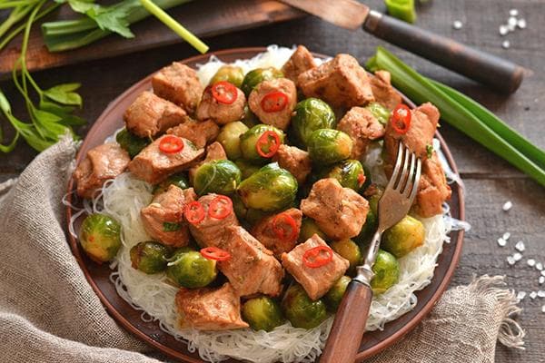 Schweinefleisch mit Rosenkohl