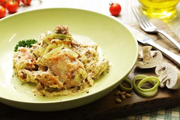 Geschmortes Kaninchen mit Gemüse und Champignons