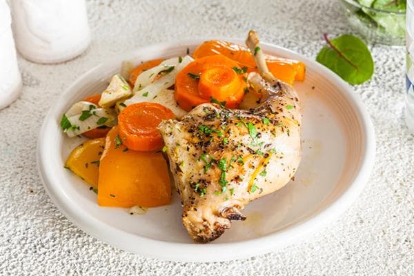 Kaninchen mit geschmortem Gemüse