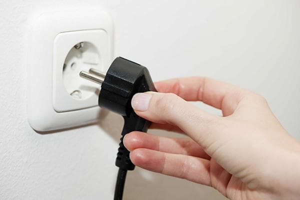 Anschluss des Geräts an die Steckdose