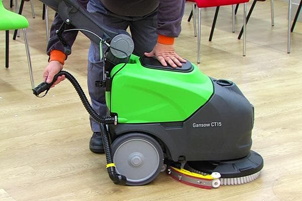Einsatz einer Scheuersaugmaschine