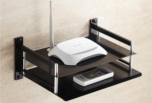 Router auf einem Hängeregal