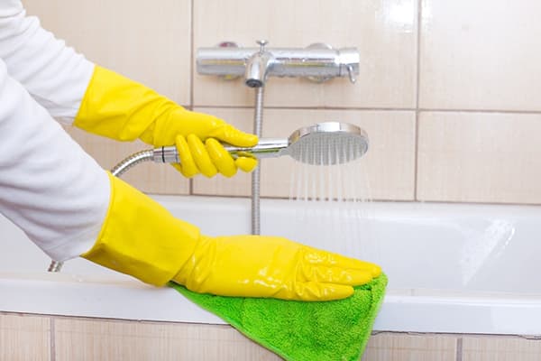 Reinigung einer Badewanne